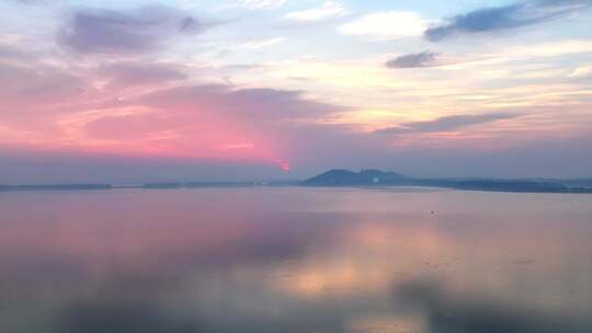 粉色天空下的宁静湖面全景