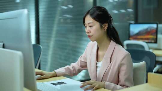 职场女性上班工作场景