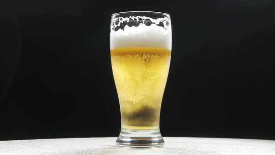 水滴玻璃杯里的冷啤酒。工艺啤酒特写。像雨视频素材模板下载