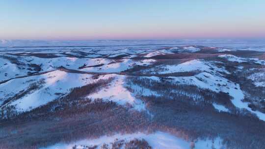 雪山丘陵上的美丽雪景鸟瞰图