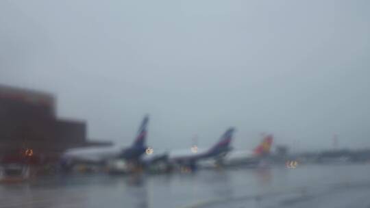 模糊的雨天机场