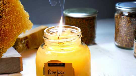 蜂蜜蜡烛与蜂巢特写