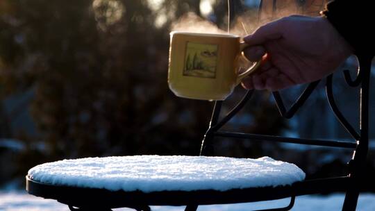 我们积雪覆盖的椅子上有热茶