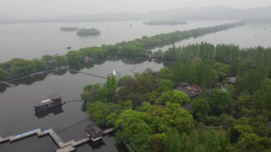 烟雨蒙蒙俯视向前苏堤