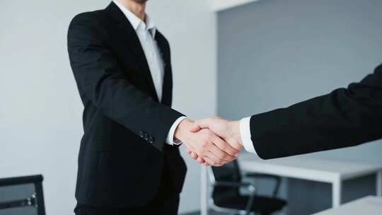 商务握手白领合作励志奋斗办公背影握手商务