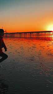 冬日日出在厦门海滩上奔跑的阳光少年日落
