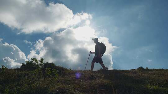 男人户外徒步登山