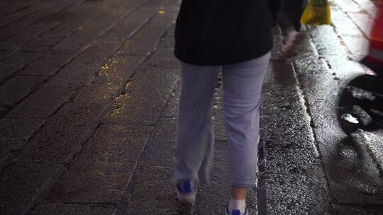 雨后潮湿的石板路面行人脚步