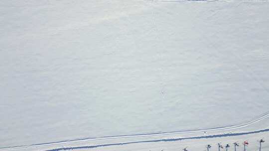 向下看的摄像机在滑雪场转弯处向上飞