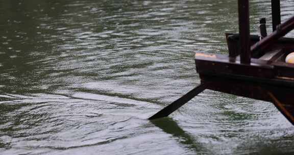 （慢镜）江南古镇摇橹船雨天划桨桨叶特写