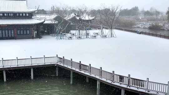 航拍北湖湿地公园雪景湖泊古建筑江南下雪