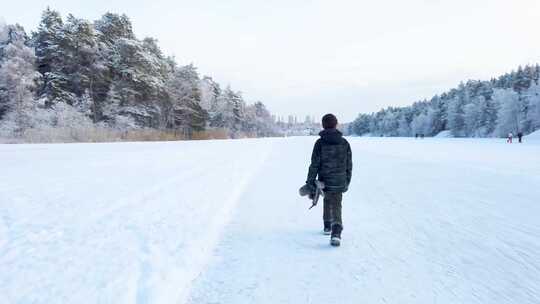 男孩冬日雪地滑冰