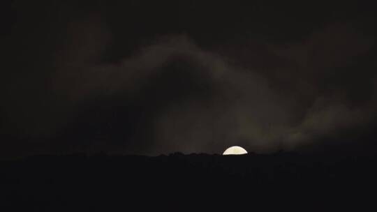 夜晚月亮实拍乌云遮月视频素材