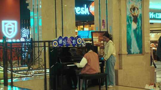 游客在商场里公共钢琴弹奏1