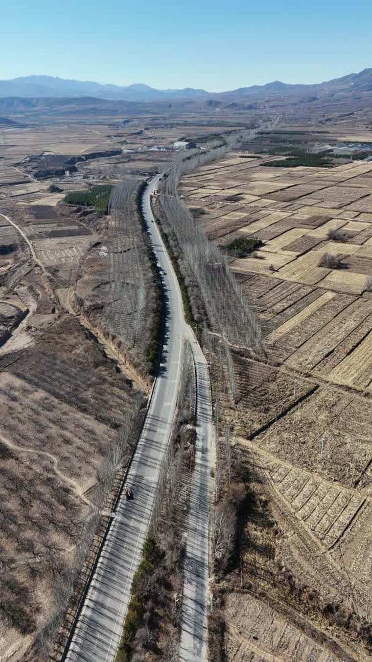 航拍乡村公路田野风景