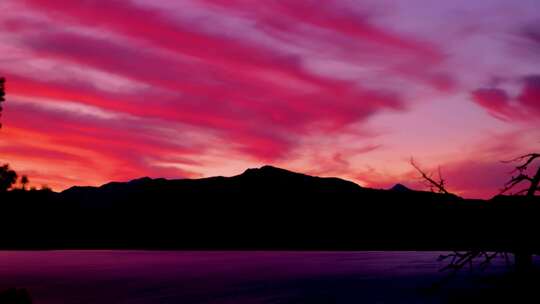 夕阳山峰湖泊风景延时晚霞火烧云紫色天空