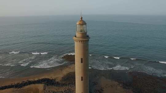 靠近海洋天线的海滨灯塔