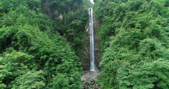 四川彭州蟠龙谷瀑布航拍风景
