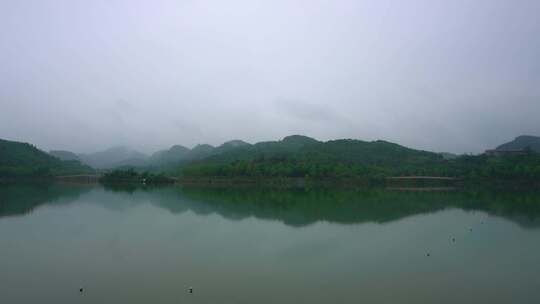 湖自然风光青山绿水人工湖阴雨天气湖山水画