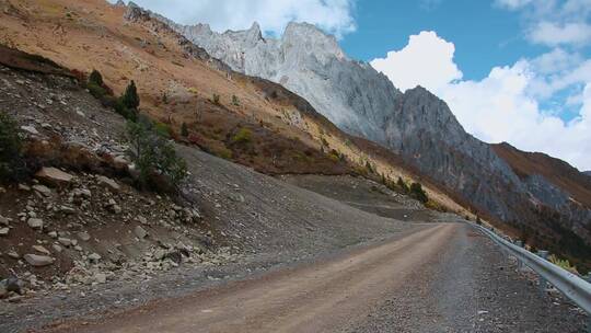 西藏土路视频艰难的交通道路