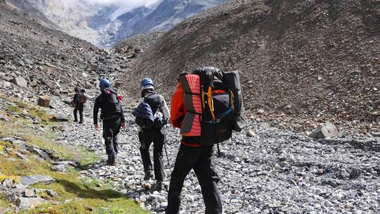 攀登四川雪宝顶的登山者徒步进山