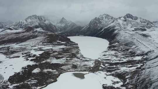 航拍冬天川藏公路姊妹湖雪景