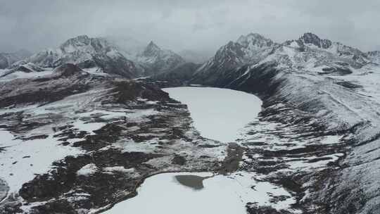 航拍冬天川藏公路姊妹湖雪景视频素材模板下载