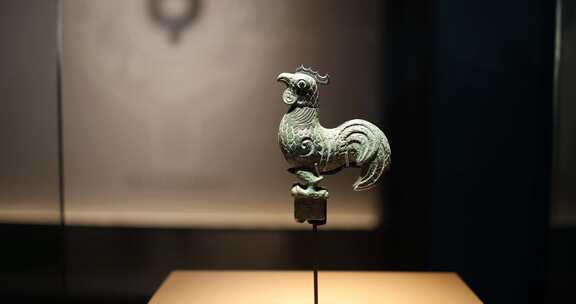 商代晚期青铜鸡，四川广汉三星堆博物馆藏