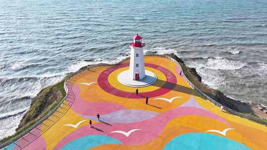大连海边彩色平台上的白色灯塔