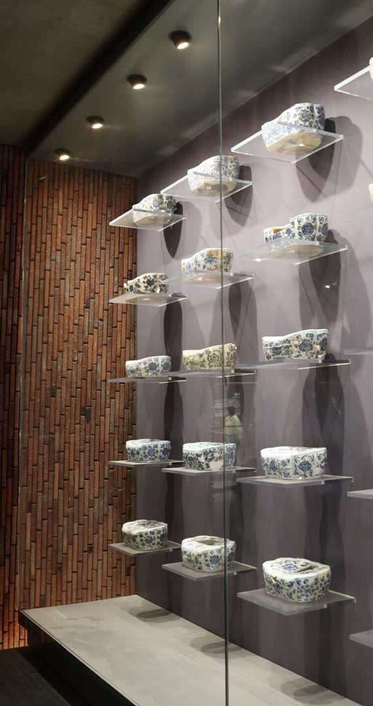 江西景德镇御窑博物馆藏大量瓷枕陈列