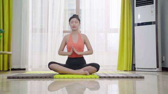 美女在家练瑜伽瘦身塑形健康的生活方式