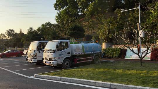 夕阳下停车场内的洒水车