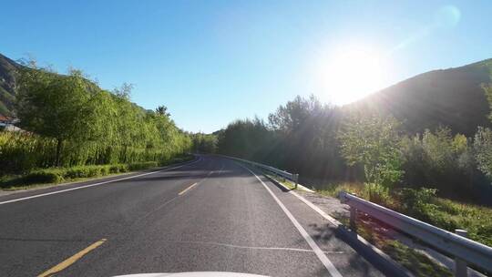 驾车开车乘车行驶在城市道路上第一视角