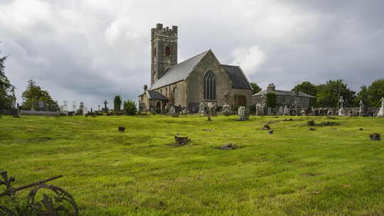 爱尔兰乡村历史墓地和中世纪教堂的时间流逝，云和阳光