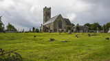 爱尔兰乡村历史墓地和中世纪教堂的时间流逝，云和阳光高清在线视频素材下载