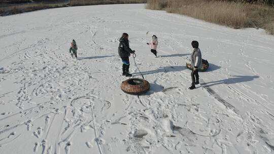 雪地里玩耍的人群