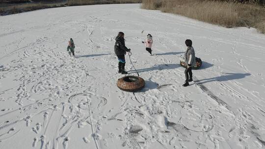 雪地里玩耍的人群视频素材模板下载