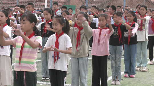 乡村学校孩子体育课 操场活动