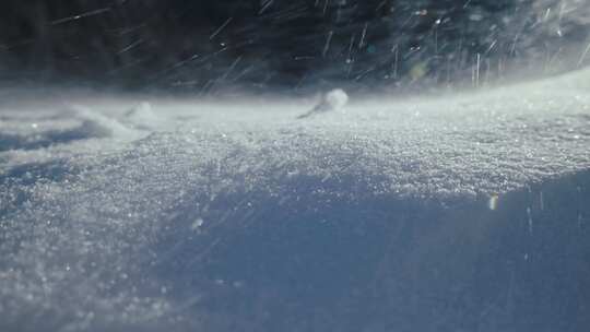 雪地刮风，寒冷冬季，风雪