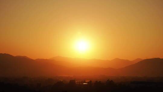 远山日落延时黄昏夕阳山峰阳光森林太阳下山