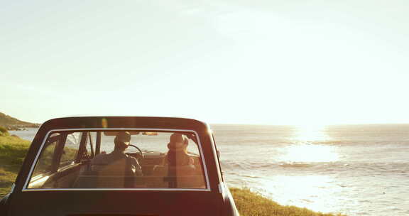 情侣、海滩和公路旅行，日落时分开车，户外