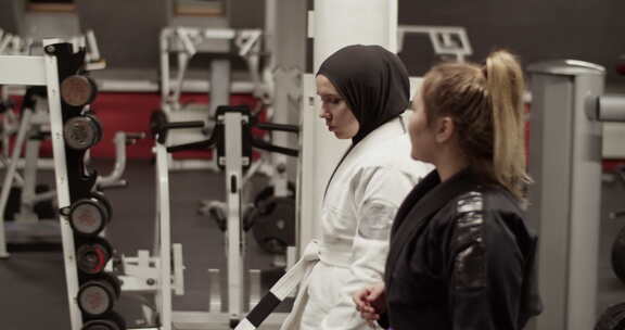 女运动员在健身房交谈