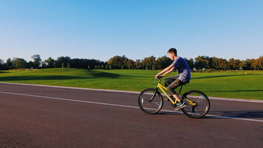 骑自行车的少年视频素材模板下载