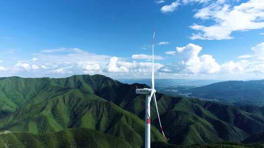 大风车风力发电上升2个航拍镜头4K
