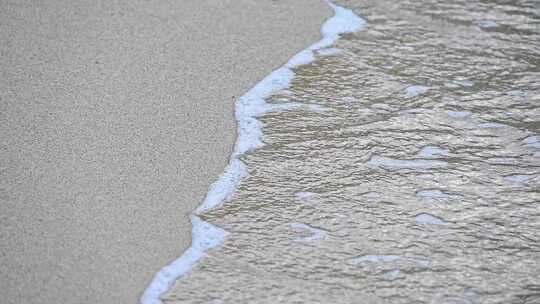 大海海浪浪花冲刷沙滩升格特写