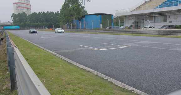 赛车在汽车赛道上疾驰，赛车比赛，赛道日