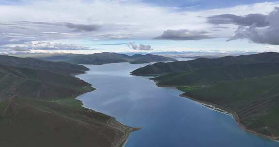 西藏羊卓雍错湖畔草原风光