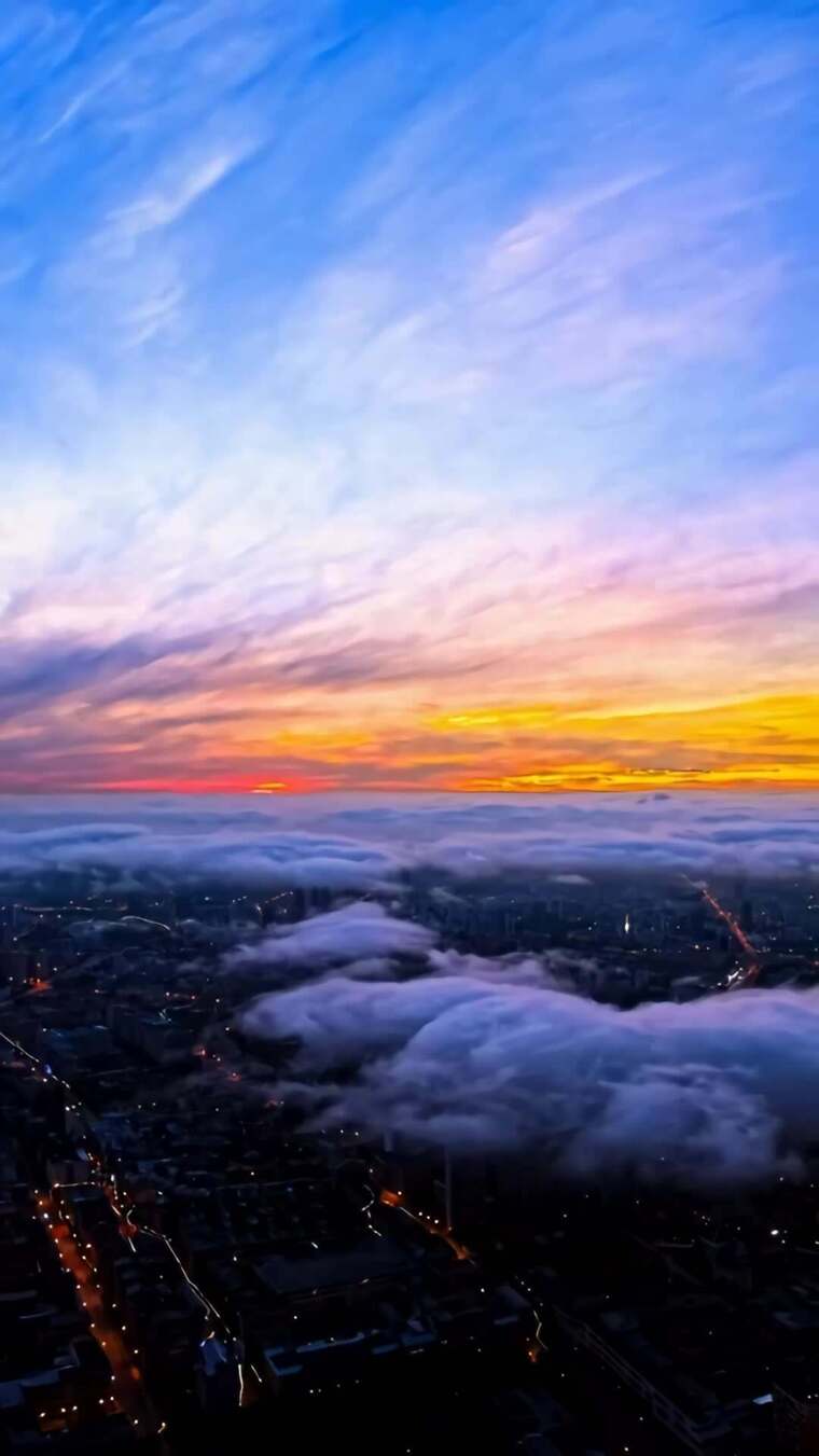 城市上空日出云海景观