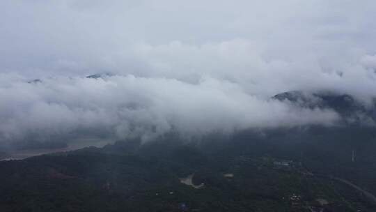 广东东莞：雨后银瓶山上空出现云海