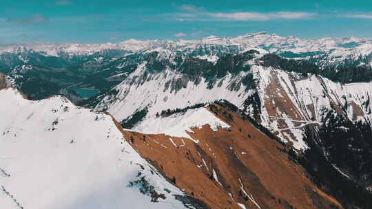 瑞士阿尔卑斯山雪峰的无人机视图。瑞士。R